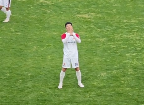  老将新征程开启；李圣龙在中乙赛场展现风采；海港B队首轮告捷背后故事。 体育新闻