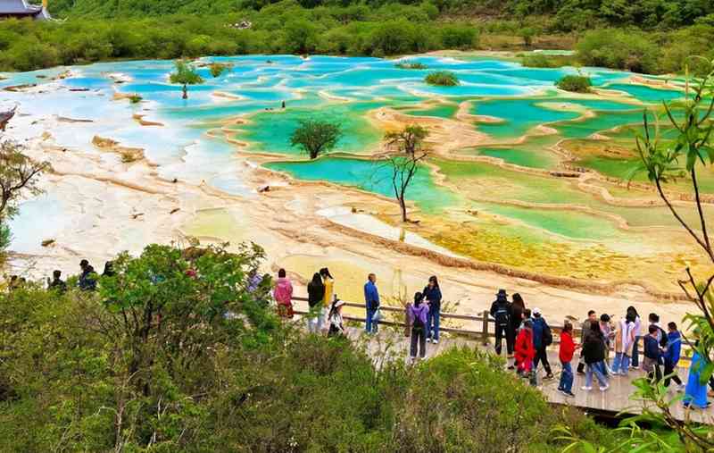 技术视角下的黄龙事件:钙化池生态脆弱性与景区管理悖论深度剖析 新闻