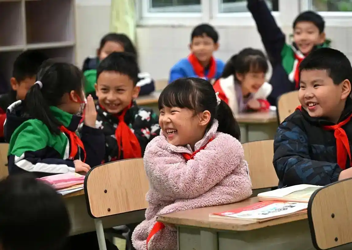 【深度解析】教室监控全覆盖的技术架构与教育治理范式革命