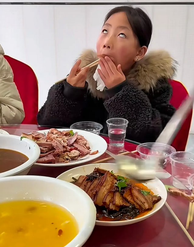 餐桌上的“网红梦”：当孩子的进食姿势开始走形，一位妈妈想说说心里话