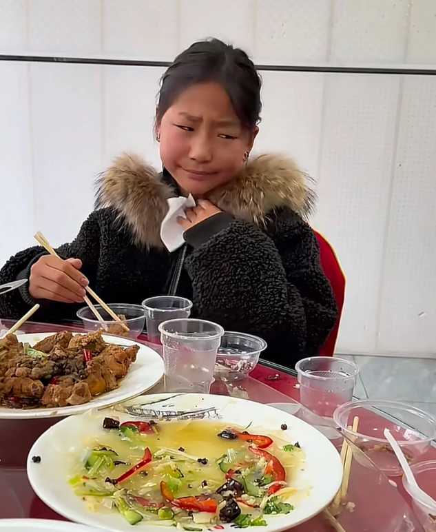  餐桌上的“网红梦”：当孩子的进食姿势开始走形，一位妈妈想说说心里话 情感心理