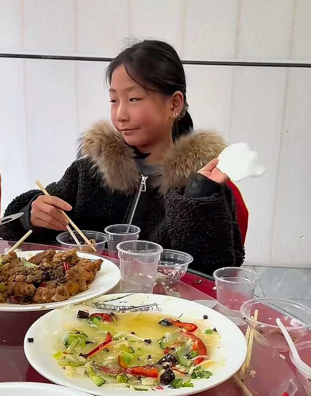  餐桌上的“网红梦”：当孩子的进食姿势开始走形，一位妈妈想说说心里话 情感心理