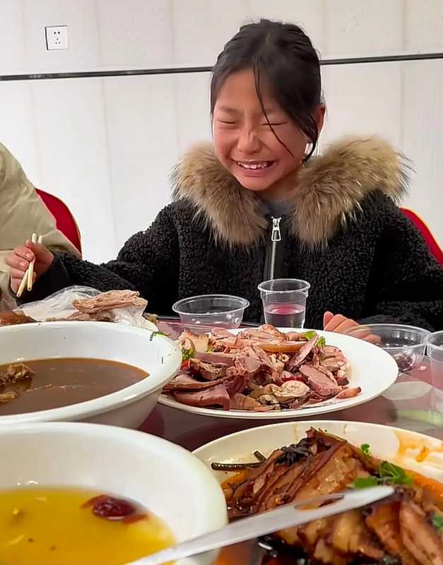  餐桌上的“网红梦”：当孩子的进食姿势开始走形，一位妈妈想说说心里话 情感心理