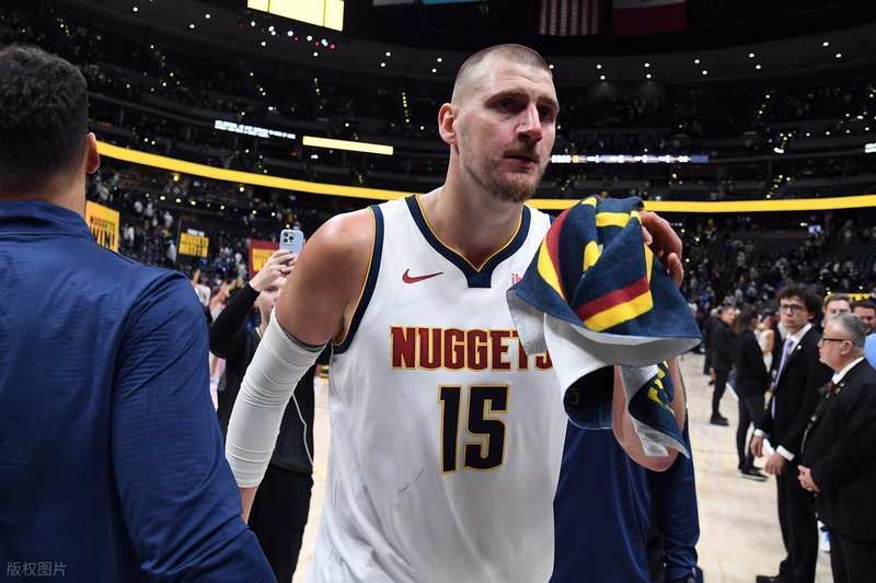  【深度拆解】肯纳德27分背后的效率法则：约基奇三双为何输给了角色球员？ 体育新闻